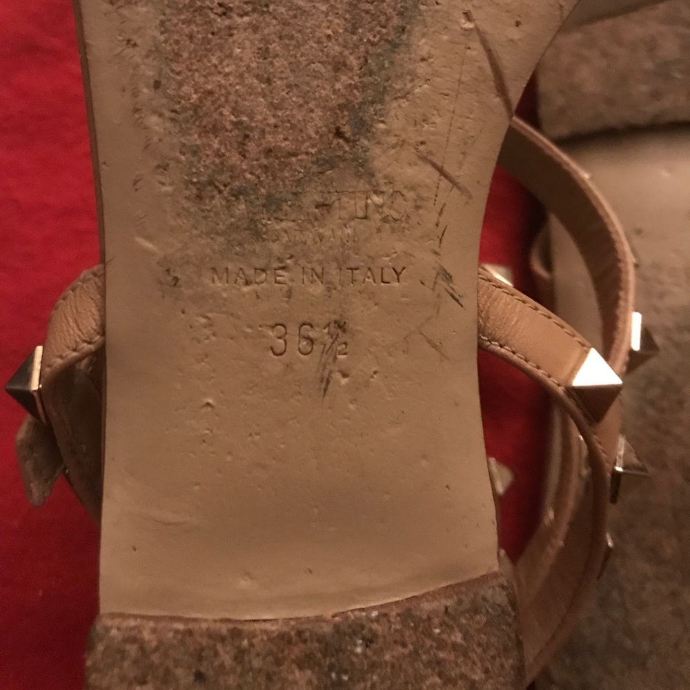 Valentino Garavani Rockstud Flat Thong Sandal - Picture 5 of 5